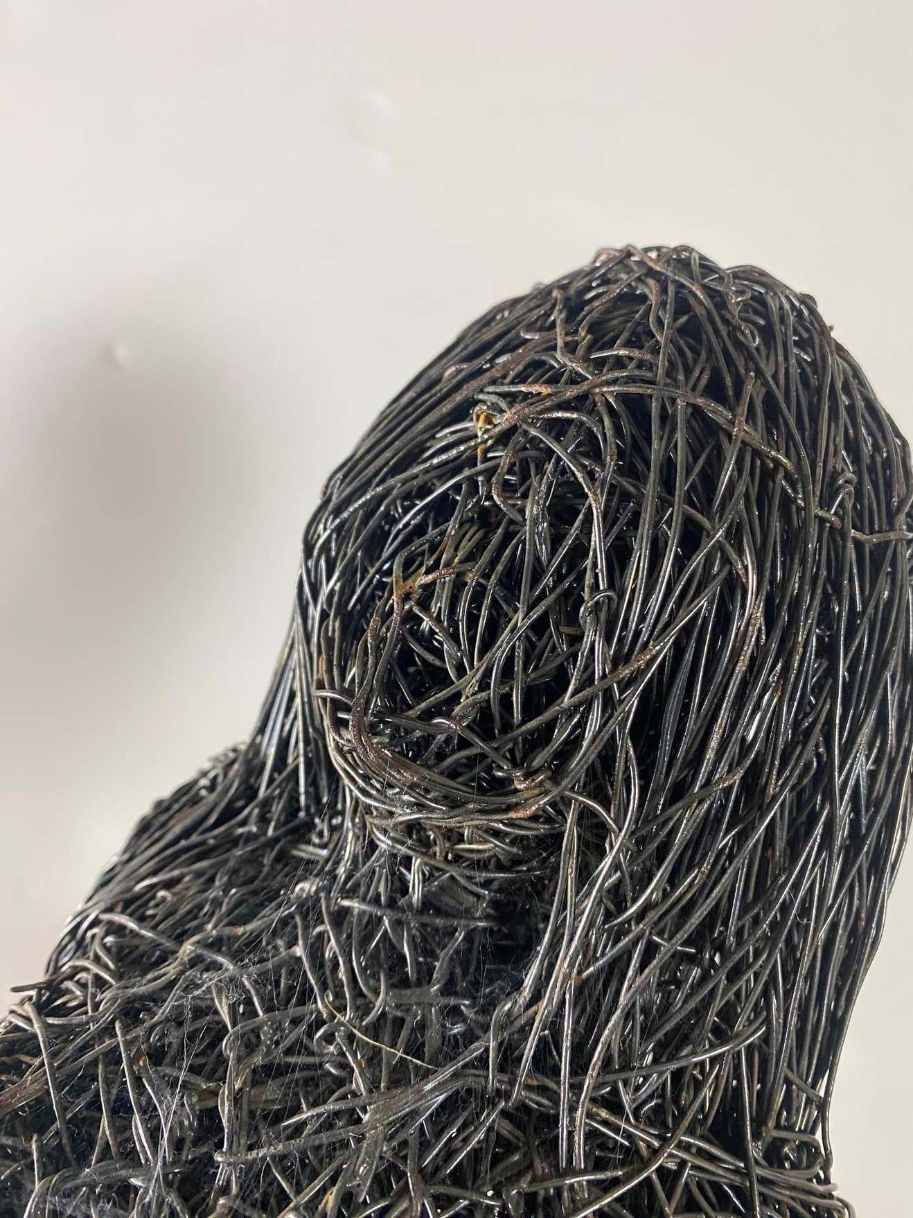 Black Wire Modern Sculpture of a Lascivious Woman – Galerie Sommerlath